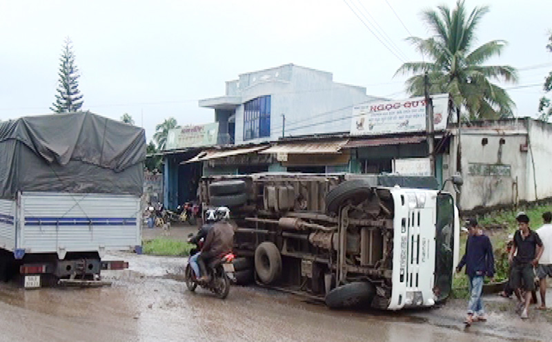 Xe tải lật do đường lún