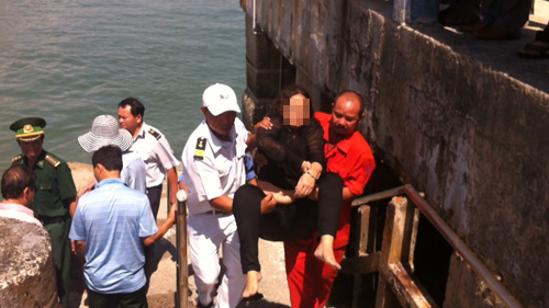 Một phụ nữ nhảy xuống biển lúc tàu cánh ngầm đang chạy