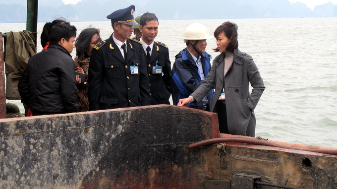 Bắt "tại trận" 2 tàu đổ bùn thải xuống vịnh Hạ Long