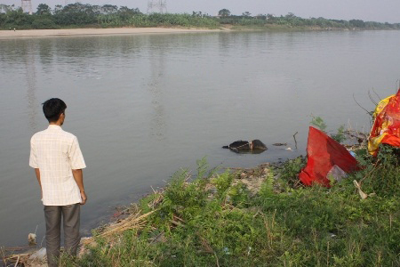 Xác chết nổi trên sông Hồng không phải là chị Huyền