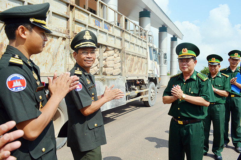 30,6  tấn xi măng tặng Tiểu đo&agrave;n bi&ecirc;n ph&ograve;ng 204 Campuchia
