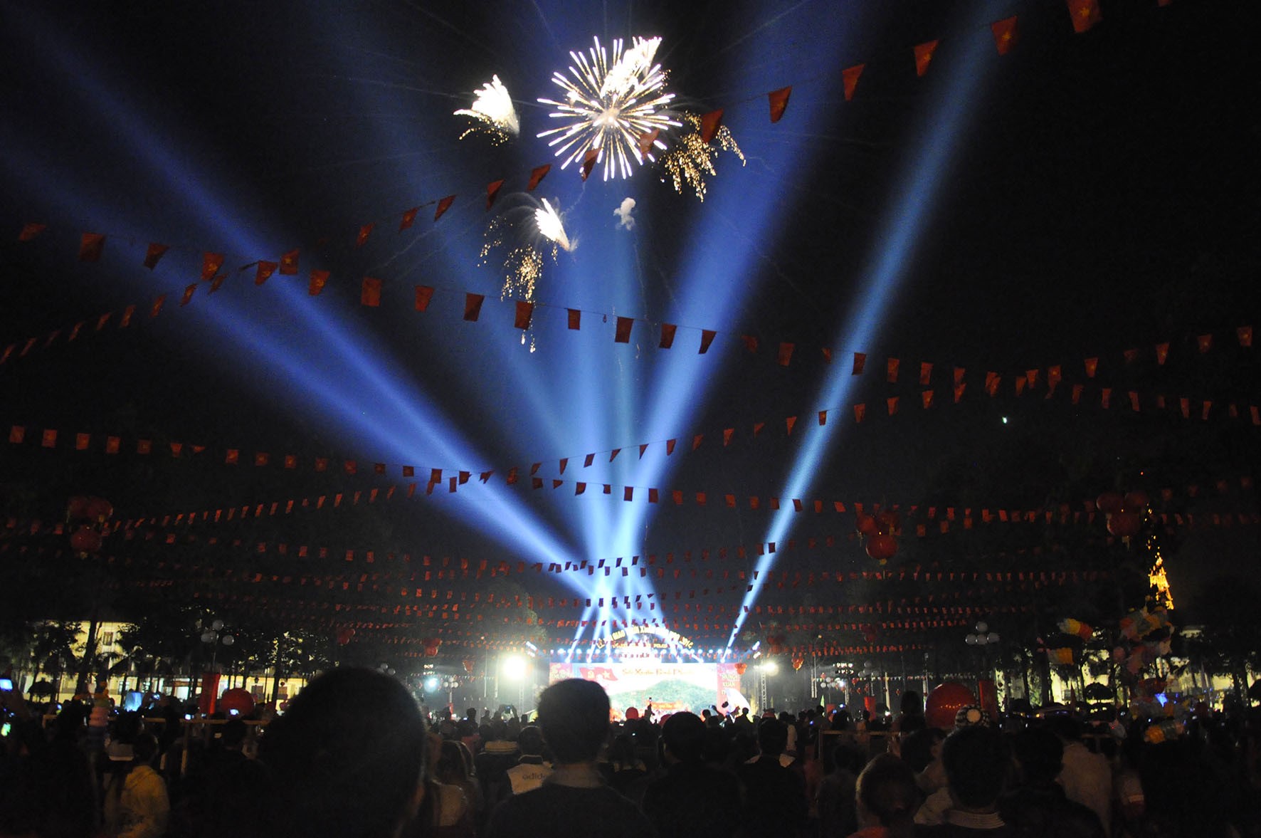 Tưng bừng lễ hội giao thừa