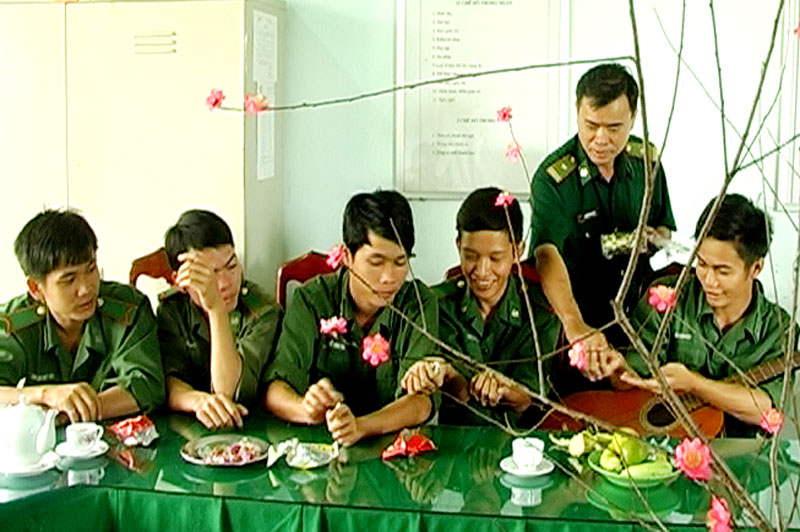 Xu&acirc;n với người l&iacute;nh bi&ecirc;n ph&ograve;ng