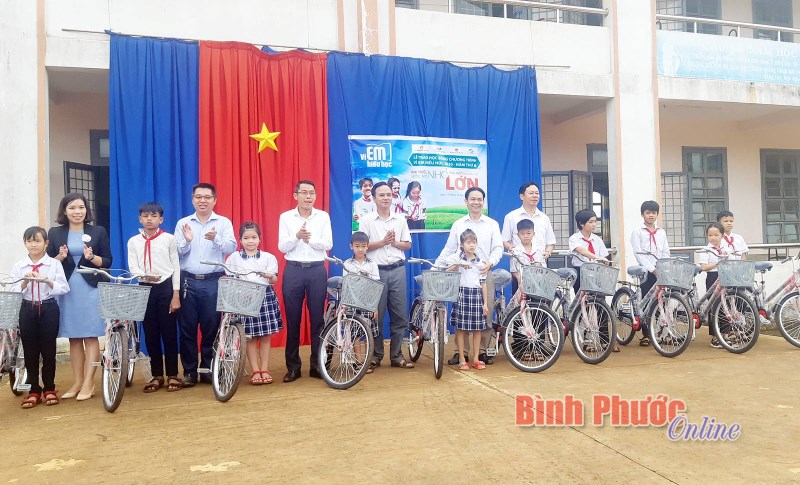 Bù Đăng: Viettel Bình Phước trao 10 xe đạp cho học sinh nghèo vượt khó tại xã Đường 10