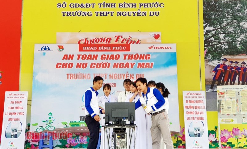 Giáo viên, học sinh trường THPT Nguyễn Du được hướng dẫn kỹ năng lái xe an toàn