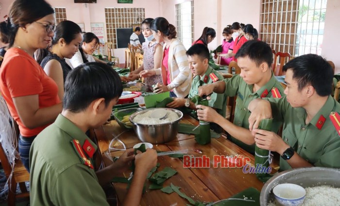 Khắp nơi gói bánh tét gửi đồng bào miền Trung