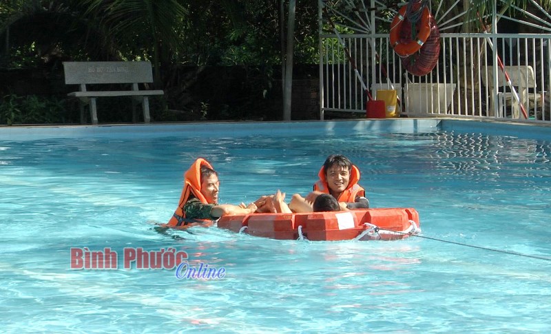 Đồng Xoài: Luyện tập kỹ thuật bơi cứu hộ, cứu đuối cho lực lượng cứu hộ và cứu nạn