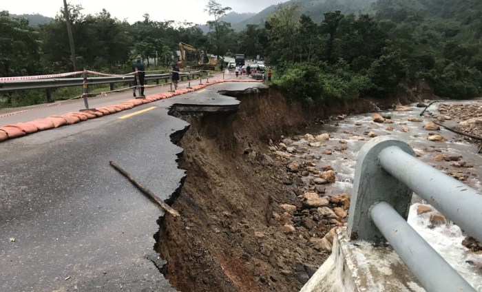 Cảnh báo tình trạng ta luy đất ngậm nước gây sụt lở trên các tuyến quốc lộ qua miền Trung