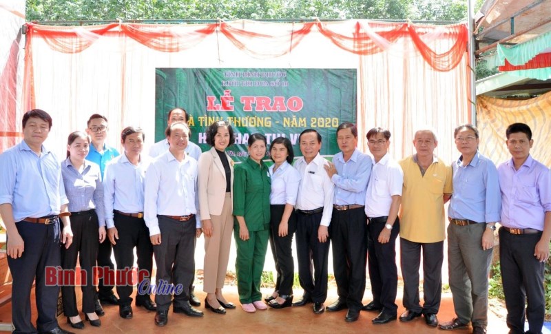 Khối thi đua số 10 trao tặng 2 căn nhà tình thương