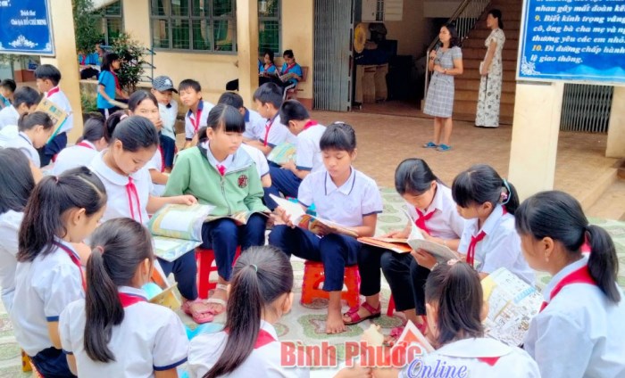 Xe thư viện lưu động đưa sách về các điểm trường huyện Đồng Phú