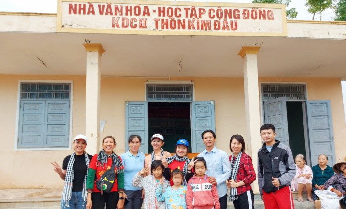 Nhóm từ thiện Khăn Rằn trao gần 60 triệu đồng quà tặng người dân Quảng Trị