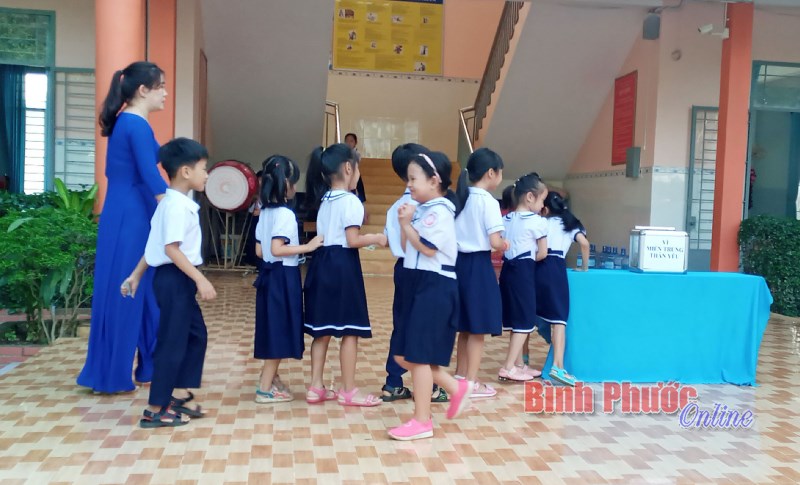 Trường tiểu học Tân Bình B chung tay vì miền Trung ruột thịt