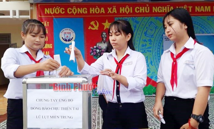 Đồng Xoài: Liên đội các trường học quyên góp ủng hộ đồng bào miền Trung bị bão lũ