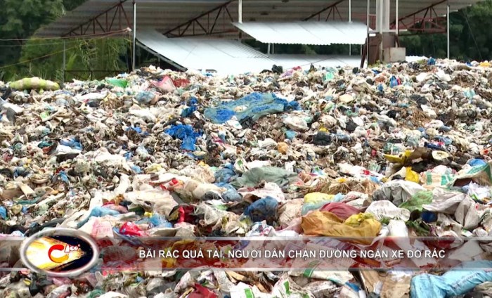 Bản tin 100 độ ngày 19-10: Bãi rác quá tải, người dân chặn đường ngăn xe đổ rác