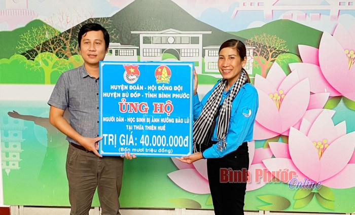 Huyện đoàn và Hội đồng đội Bù Đốp trao 40 triệu cho thiếu nhi vùng lũ 