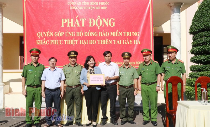 Công an huyện Bù Đốp ủng hộ đồng bào miền Trung bị lũ lụt