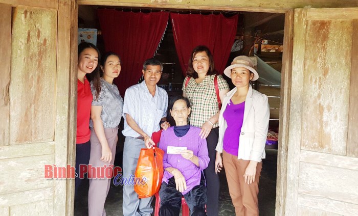 Chuyến xe nghĩa tình xã Bom Bo về với Quảng Bình