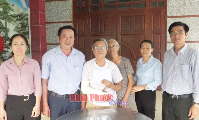 Trao tiền hỗ trợ đảng viên hoàn cảnh khó khăn và mắc bệnh hiểm nghèo