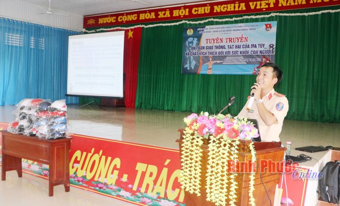 Cán bộ, công nhân nông trường Nghĩa Trung được tuyên truyền Luật ATGT, tác hại ma túy