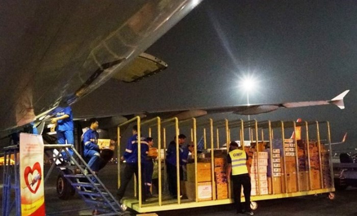 Các hãng bay vận chuyển miễn phí hàng hoá cứu trợ tới miền Trung