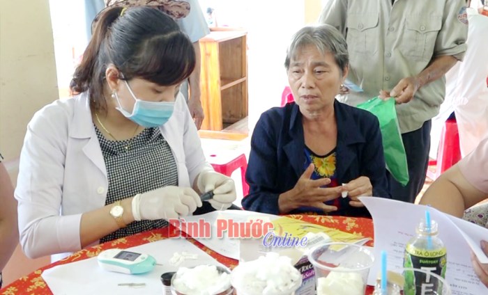 Người d&acirc;n x&atilde; T&acirc;n Th&agrave;nh được kh&aacute;m s&agrave;ng lọc c&aacute;c bệnh kh&ocirc;ng l&acirc;y nhiễm