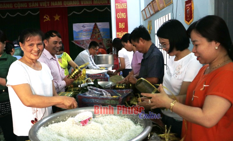 Một cách làm sáng tạo với bánh chưng "vì miền Trung ruột thịt”