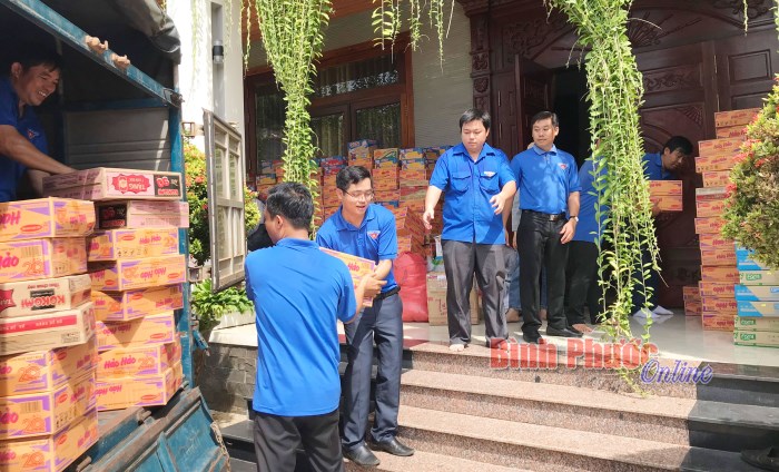 Tuổi trẻ Công ty Cao su Bình Long chung tay hỗ trợ đồng bào miền Trung