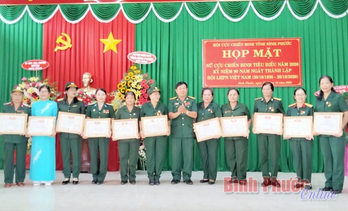 Ban liên lạc nữ CCB tỉnh phát động ủng hộ đồng bào miền Trung bị ảnh hưởng bão lũ 