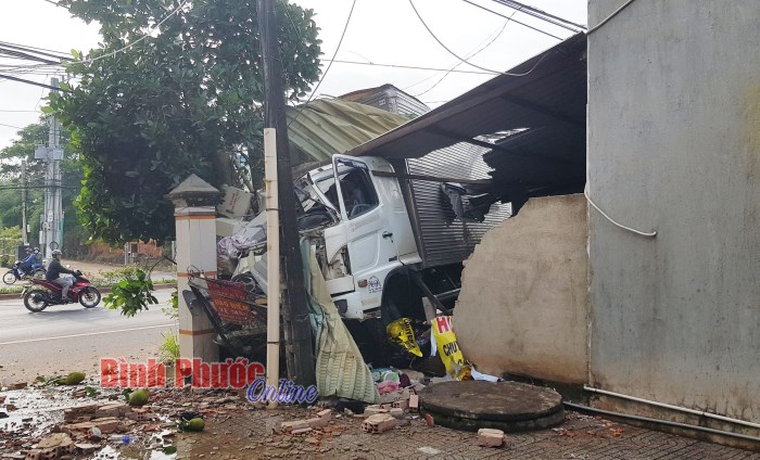 Xe tải tông xe máy, húc sập tường rào nhà dân và cột điện