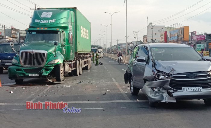 Container gây tai nạn liên hoàn