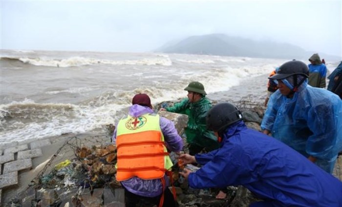 Thực hiện nghiêm sự chỉ đạo về ứng phó với bão số 8