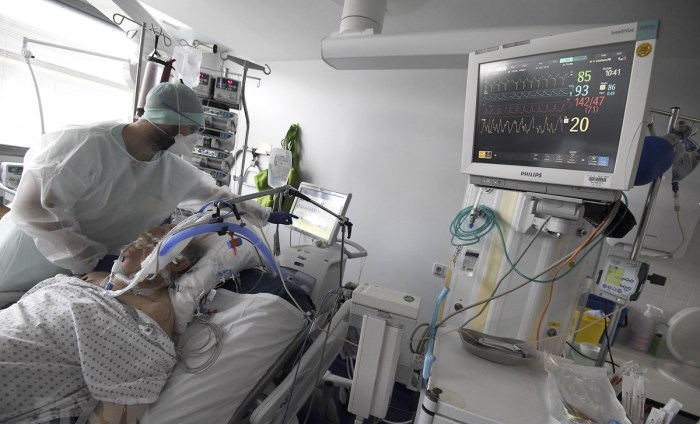 Dịch COVID-19: WHO cảnh báo hệ thống y tế thế giới có thể quá tải