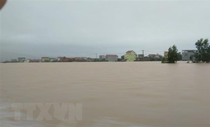 'Người dân không đi qua tuyến đường ngập sâu tại Quảng Bình, Hà Tĩnh'
