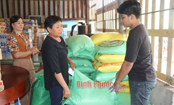 Hơn 60 triệu đồng tiền quà trao tặng đồng bào miền Trung