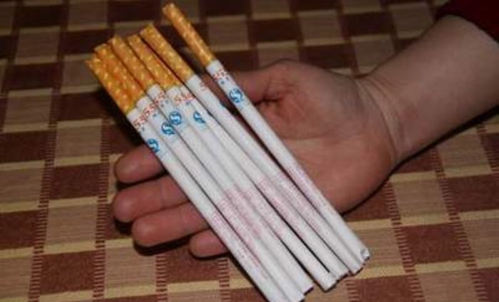 Bản tin 100 độ ngày 20-10: Cảnh báo tình trạng học sinh mua kẹo thuốc lá trước cổng trường