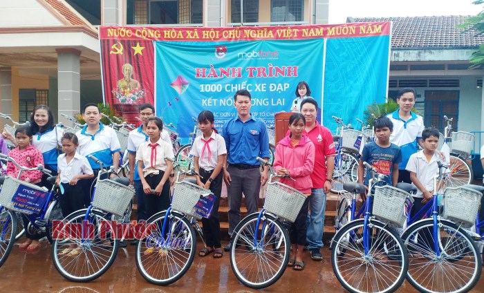 30 chiếc xe đạp tặng học sinh vượt khó học tốt 