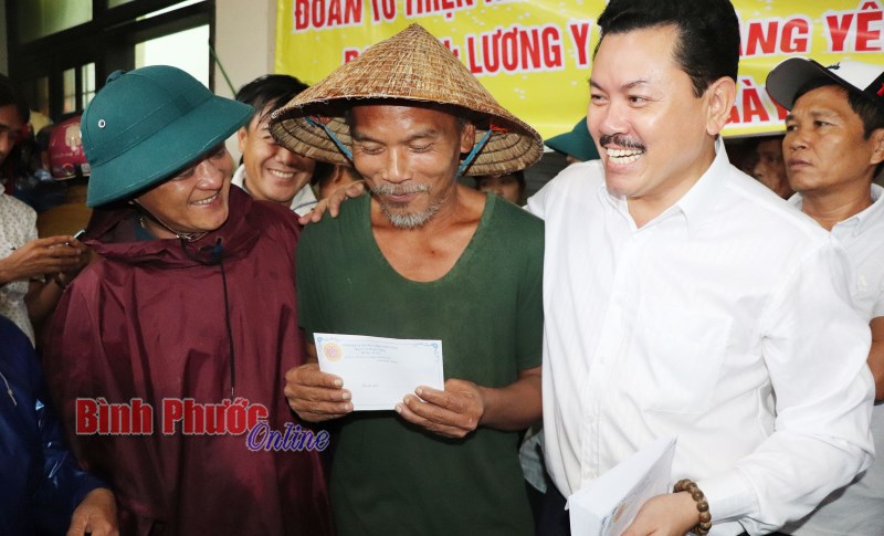 Những món quà ấm lòng vùng rốn lũ