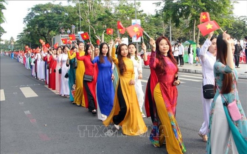 Phụ nữ Việt Nam trung hậu - đảm đang - tài năng - anh hùng