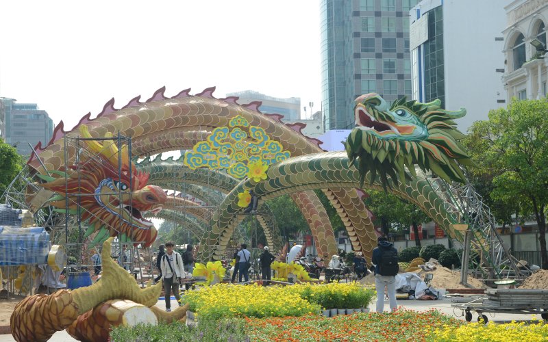 Ngắm Đường hoa Tết 2024 ở TP Hồ Chí Minh dần thành hình