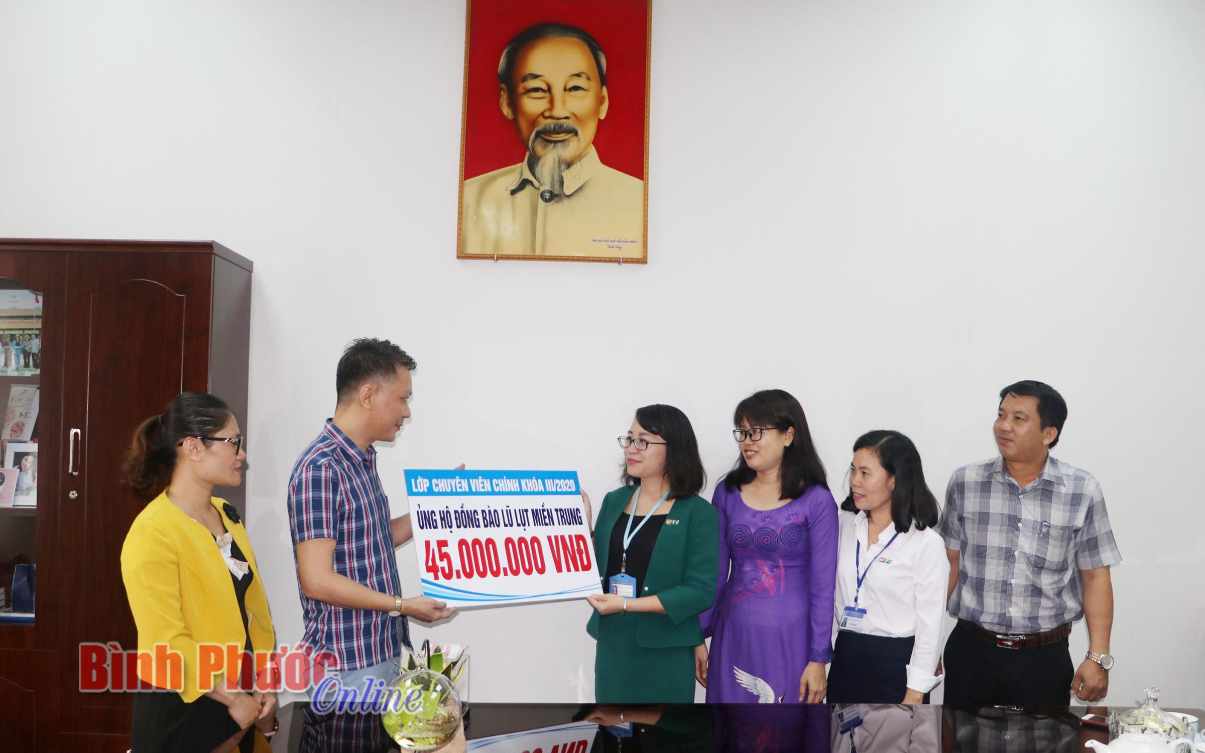 BPTV tiếp nhận tiền hỗ trợ đồng bào miền Trung từ lớp chuyên viên chính khóa III - năm 2020