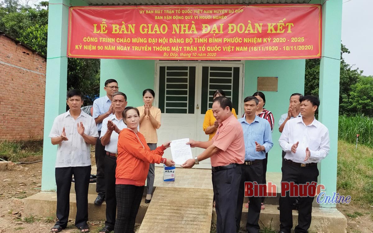 Bù Đốp trao nhà đại đoàn kết cho hộ nghèo 