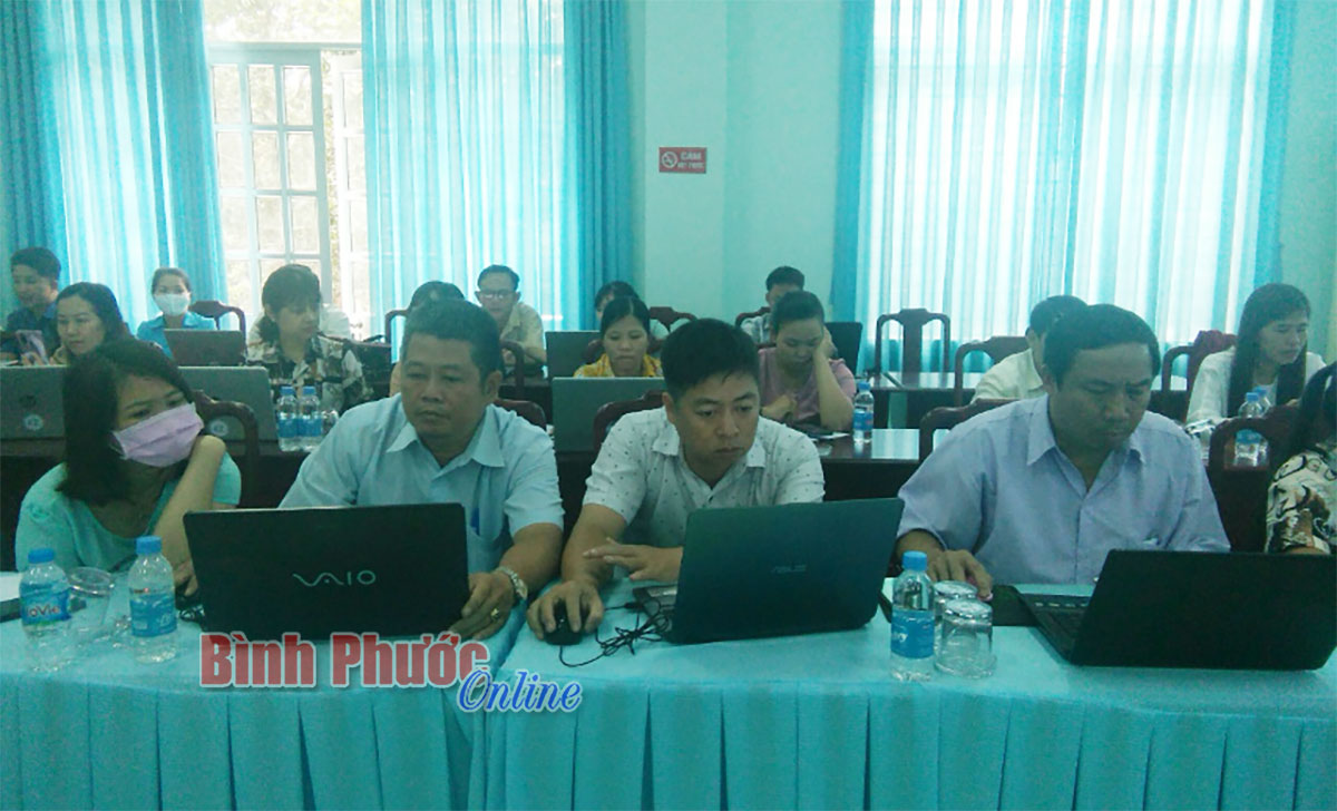Đồng Phú: Tập huấn phần mềm “Họp không giấy Ecabinet”  