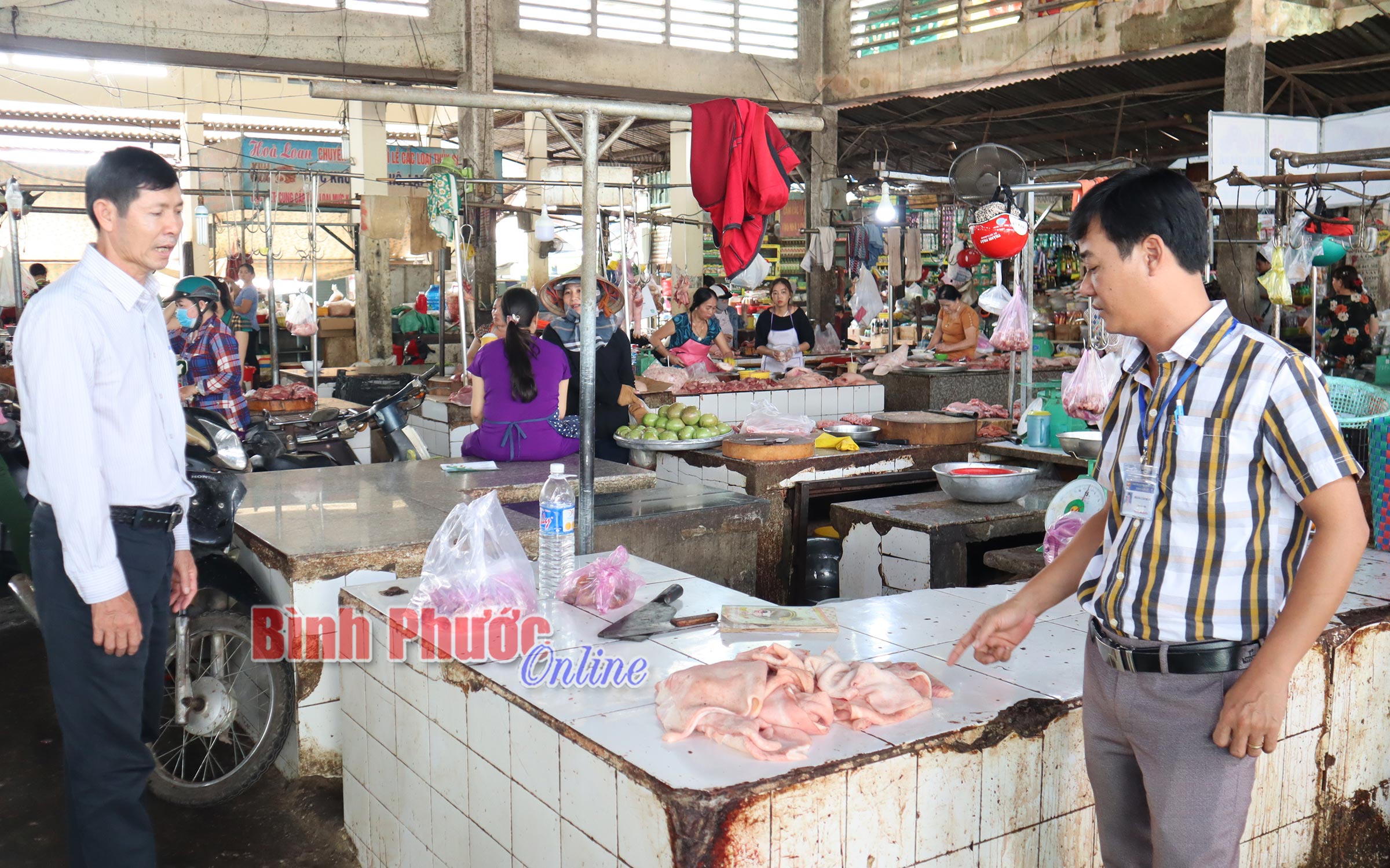 Phát hiện 75kg chân giò, xương heo bốc mùi tại chợ Đồng Xoài