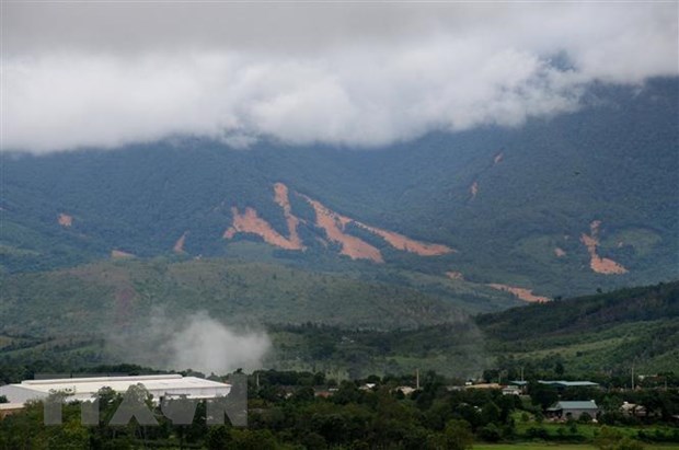 Quảng Trị: N&uacute;i T&agrave; Bang nứt d&agrave;i 200m, di dời khẩn cấp 165 người d&acirc;n