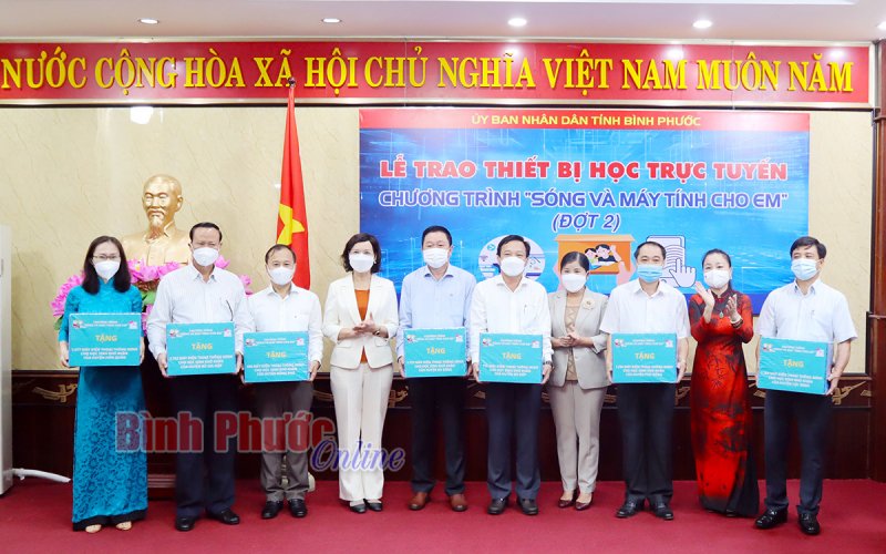 10.000 điện thoại thông minh tặng học sinh học trực tuyến