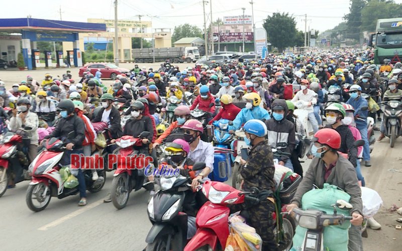 1.000 phần quà hỗ trợ người dân về quê tránh dịch