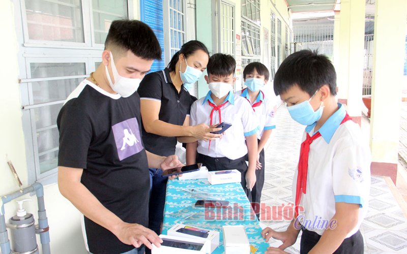 20 điện thoại thông minh tặng học sinh THCS Nguyễn Du