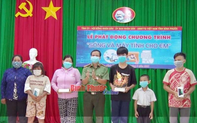 50 triệu đồng trao tặng chương trình “Sóng và máy tính cho em”