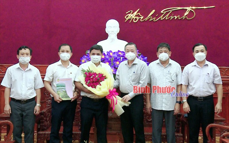 Agribank chi nhánh Bình Phước trao tặng 700 triệu đồng phòng, chống dịch 