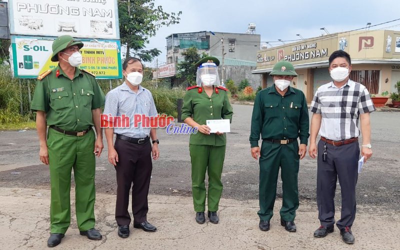 Biểu dương nữ học vi&ecirc;n cảnh s&aacute;t c&otilde;ng người bị nạn đang tr&ecirc;n đường về qu&ecirc;